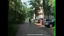 Una morena está afuera y le está haciendo una mamada a un chico pov