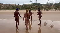 Amigas gostam de fuder na praia pra admirar a natureza.