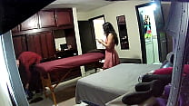 DECIDI TOMAR UN MASAJE REAL EN CASA Y EL MASAJISTA FUE MUY PROFESIONAL HASTA QUE LE PEDI PONERME UN PLUG EN EL CULO Y TERMINO FAJANDOME DESNUDA