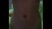 Ale nua mostrando o corpo nu