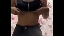 PERRITA MISTRANDO TETAS