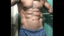 Amateur  tatuado frente al espejo