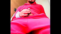 RAPERO POBLANO SE SACA LA VERGA Y SE LA CHAQUETEA EN EL BAÑO CON SU MÚSICA A TODO LO QUE DA HASTA VENIRSE A CHORROS