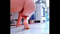 Madastra  é gravada pelo removedor se pó automatico sem ela saber.