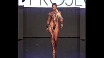 Desfile en cinta negra