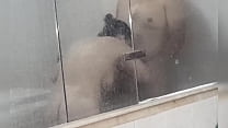 Mi amiga argentina me regala una follada en la bañera con una buena montada