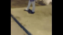 MADURA CULONA CON HILO ROJO EN LA CALLE