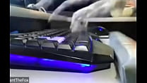 Esqueleto haciendo manualidades xd