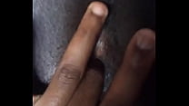 se masturbando com a própria mão