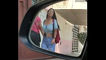 Chica con grandes tetas camina en la calle y le rebotan