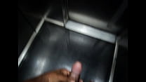 Punheta no Elevador