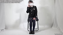 視界が遮られてパニックになる女性