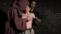 Hexenkuh - Magd Judith hat den Schwanz des Mönchs zu blasen und bekommt ihre Titten wie eine Milchkuh gemolken während sie im Stall wie Nutzvieh gehalten wird (TRAILER)