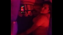 Si gle vergón me coge mientras hago videollamada grupal pidiendo verga