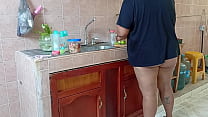 Vecina Señora gordibuena en la cocina  del departamento de al lado