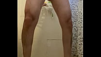 PENE ERECTO HÚMEDO Y MOJADO EN EL AGUA