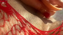 Latina en body rojo se mete el dildo bien hondo gemiendo rico
