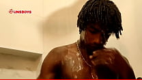 Garoto negro hetero tomando banho na casa do amigo gay