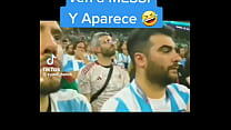 Abuelo le enseña a hijo