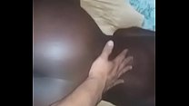 Cogida a una negra en cuatro y la masturba hasta que le pide que oare