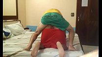 Ele some, mas de vez enquanto volta para comer um cuzinho.