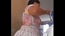 Culona muestra el culo mientras cocina la comida familiar