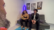 Baiana novinha fazendo sexo grupal junto com o namorado corno