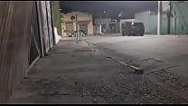 Gostosa coloca o lixo na rua só de calcinha, coletor de lixo viu tudo