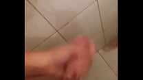 novinho tocando uma no chuveiro