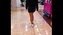 no flagra mostrando os peitos no shopping
