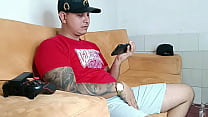 Llego a casa y veo a mi hijastro bien cachondo, tocando su rica polla mientras ve porno en su cel y yo termino sacando su rica leche - Parte 1