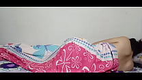 Compartiendo cama con la madrastra se convierte en creampie inesperado, chupando verga.