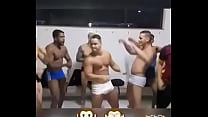 Héteros dançando depois do jogo