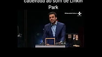 Marçal tomando ao som de linkin park