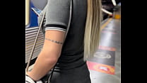 Fiquei com tanto tesão dentro da estação do metrô minha buceta estava toda molhada ! Fui da no banheiro e chupa esse pau grosso do meu marido .(EM PUBLICO)