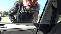 Turkish muslim woman gives perverted american man a handjob in his car