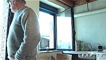 Petite brunette francaise se fait ramoner le cul dans un trio avec Papy