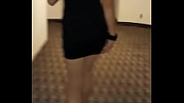 Exhibiéndose con un vestido super corto y un hilo rikisimo