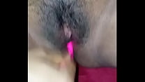 Chica disfuta de su juguete sexual mientras masturba a su novio