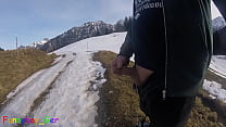 Weißer Schnee und weißes Sperma in den Bergen. Mitten auf dem Wanderweg musste ich einfach meinen Schwanz rausholen und bis zum Abspritzen wichsen.