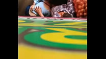 esposas de corno pagando as compras no sacolão