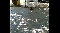 señor muestra el bulto en la plaza