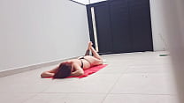 Safada tomando sol de biquíni em seu quintal com vizinho fazendo manutenção de seu portão