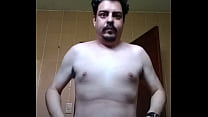 Homem sem camisa se mostrando
