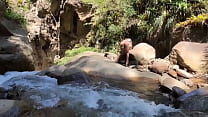 Lilyan satisfaciendo sus necesidades en el río, después de un baño refrescante