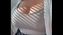 La prochaine video je sort mes seins sur le bureau