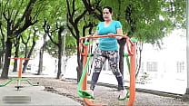Encuentro a la puta de mi vecina en el parque y quiere que me la folle - Porno en Español