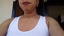 HIJASTRA EN EL BALCON TIENE CALOR Y SE LE VE SU COÑO MOJADO EL VECINO PERVERTIDO LA OBSERVA Y LA HIJASTRA SE DA CUENTA YTERMINA EN SU CAMA A SEGUIR CON SU DELICIOSA MASTURBACION