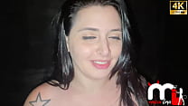 Em um rolê aleatório levei dois criadores para chocar as pessoas do local, transamos no sofá e geral parou para assistir.