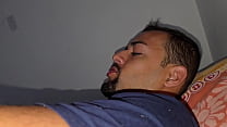 Safadinho dotado primeiro mamou o comedor e depois sentou na rola dele